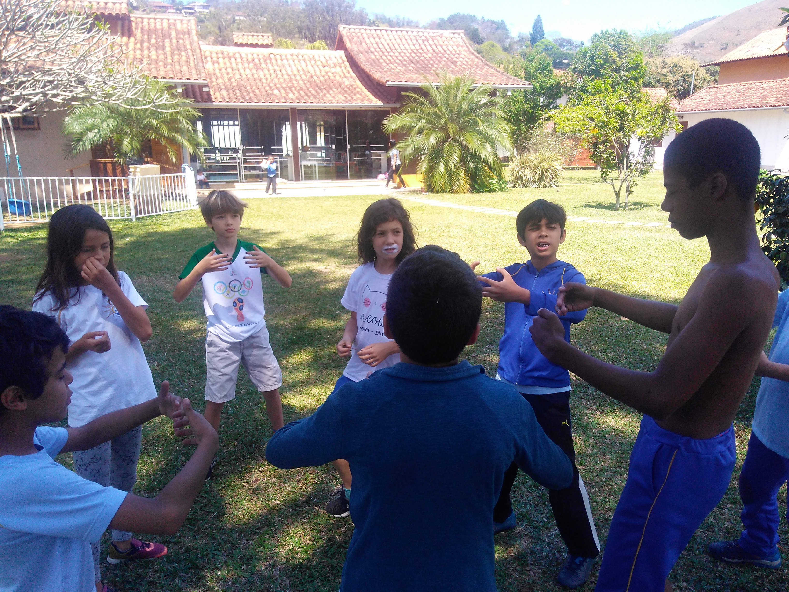 Crianças praticando artes marciais