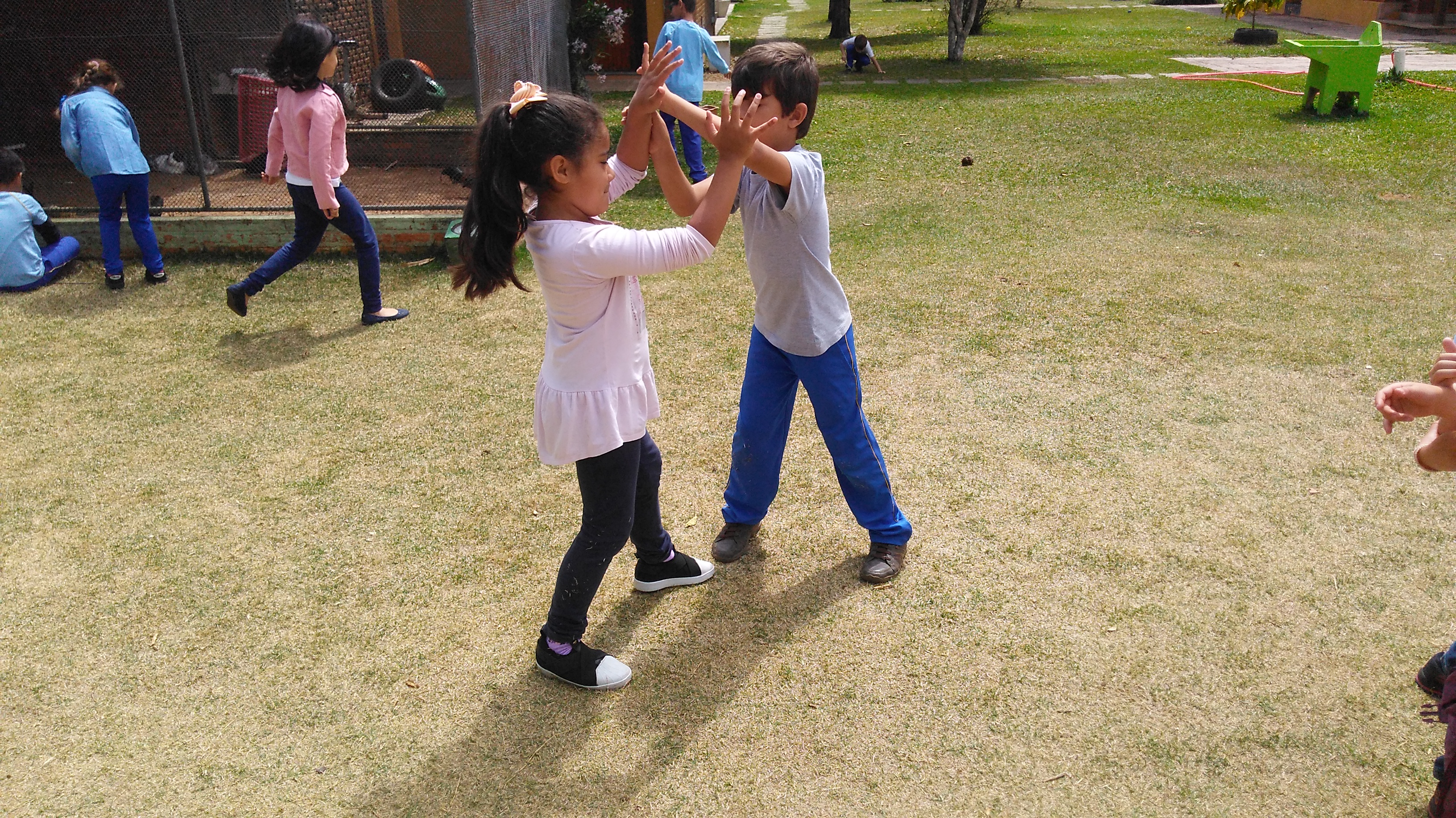 Crianças praticando juntas
