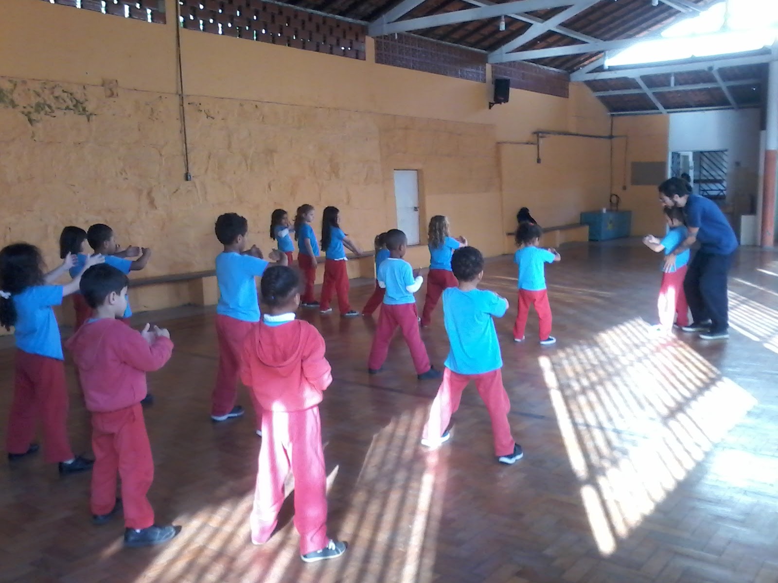 Crianças praticando Taijiquan na escola